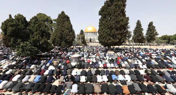 رغم قيود الاحتلال.. 100 ألف فلسطيني يؤدون صلاة الجمعة الأولى من رمضان في المسجد الأقصى
