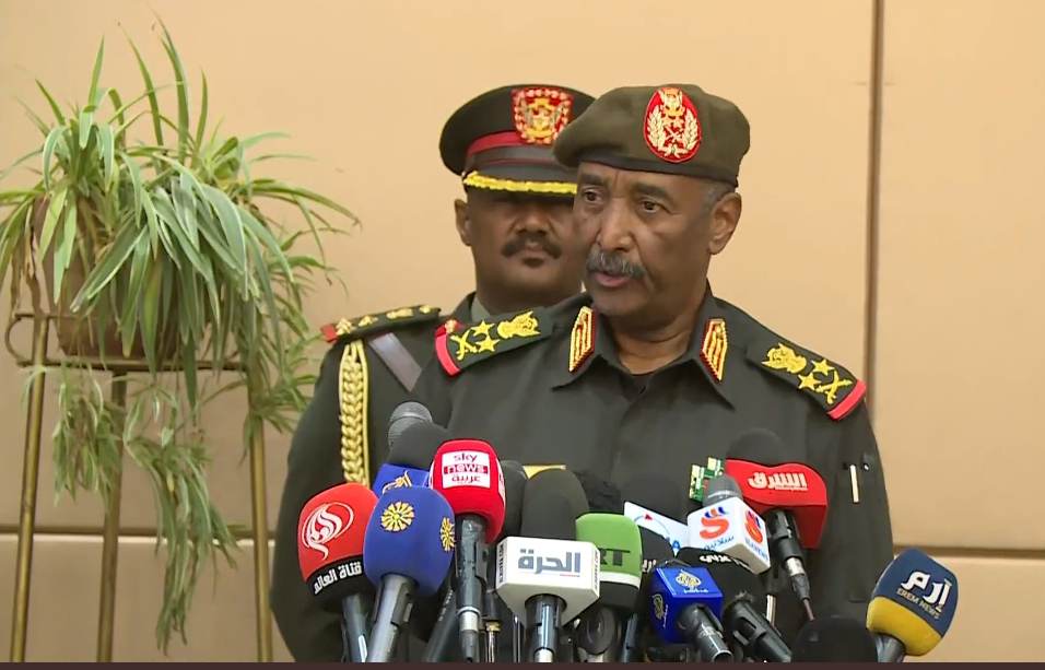 البرهان: يجب أن تكون القوات المسلحة السودانية تحت إمرة سلطة مدنية منتخبة