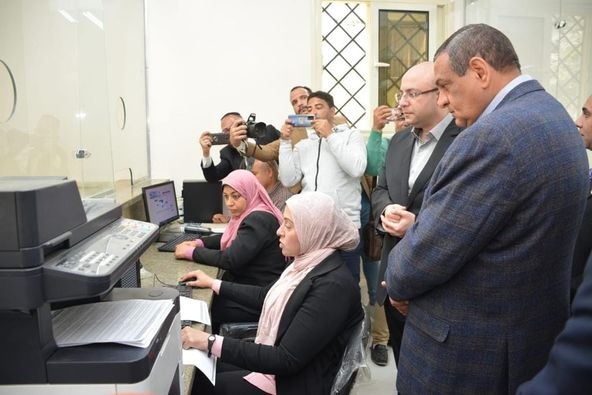 بالصور.. وزير التنمية المحلية ومحافظ بني سويف يتابعان سير العمل بالمركز التكنولوجي ومركز إصدار التراخيص
