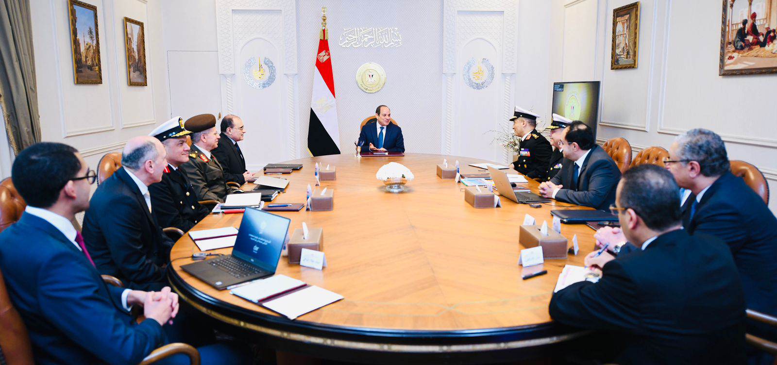 الرئيس السيسي يوجه بالاستفادة من الموقع الجغرافي الفريد لمصر كنقطة التقاء للخطوط المواصلات البحرية العالمية