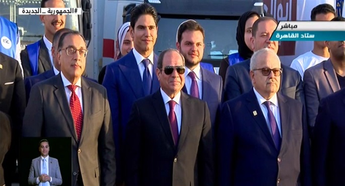 الرئيس السيسي يتوسط صورة تذكارية مع المتطوعين من تحالف العمل الأهلي وممثلي “كتف في كتف”