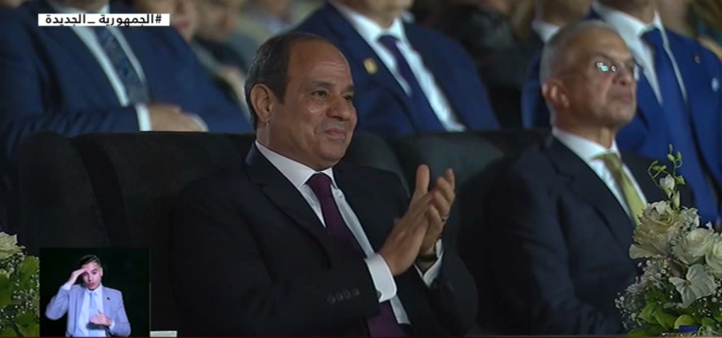 الرئيس السيسي يعطي إشارة البدء لمبادرة “كتف في كتف” في 10 محافظات