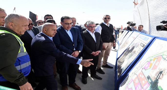بالصور.. رئيس الوزراء يتفقد مشروع استكمال تطوير ميناء السخنة
