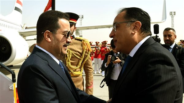 رئيس الوزراء يستقبل رئيس الوزراء العراقي بمطار القاهرة