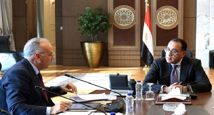 بالصور.. رئيس الوزراء يتابع مع وزير الرى نتائج زيارته لعدد من دول حوض النيل