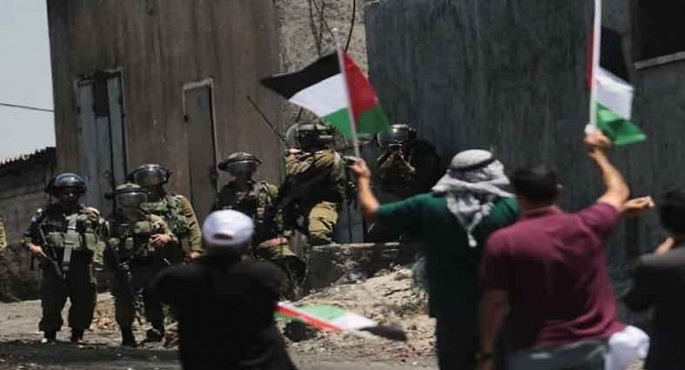 مواجهات بين الفلسطينيين والاحتلال الإسرائيلي بمُخيم “الأمعري” جنوب رام الله