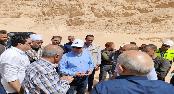 بالصور.. وزير النقل يتفقد مسار الخط الثاني من شبكة أكتوبر – الأقصر – أسوان – أبو سمبل