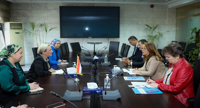 بالصور .. وزيرة البيئة تناقش مع غادة والي سبل التعاون الثنائي في عدد من الملفات المشتركة