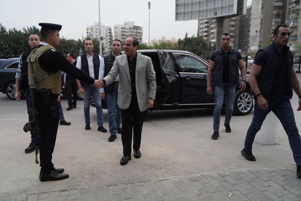 الرئيس السيسي يقوم بزيارة مفاجئة لقسم شرطة مدينة نصر أول