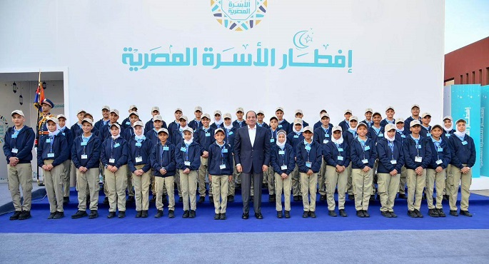 صورة تذكارية للرئيس السيسي مع مجموعة من الشباب خلال زيارته لمدينة الأسمرات