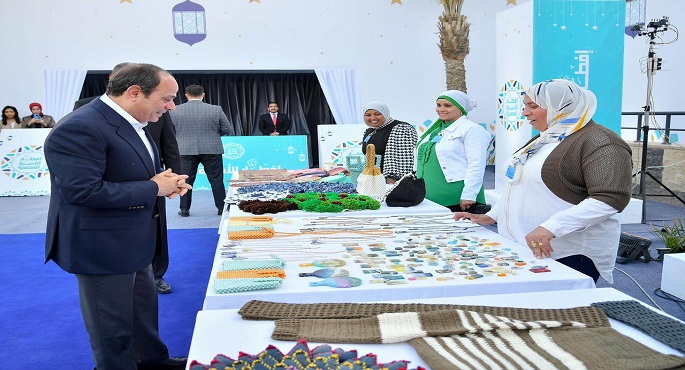 بالفيديو والصور.. الرئيس السيسي يتفقد معرض الأسر المنتجة بالأسمرات