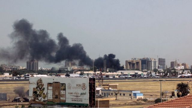 الضربات الجوية ونيران الدبابات تهز الخرطوم رغم الاتفاق على الهدنة