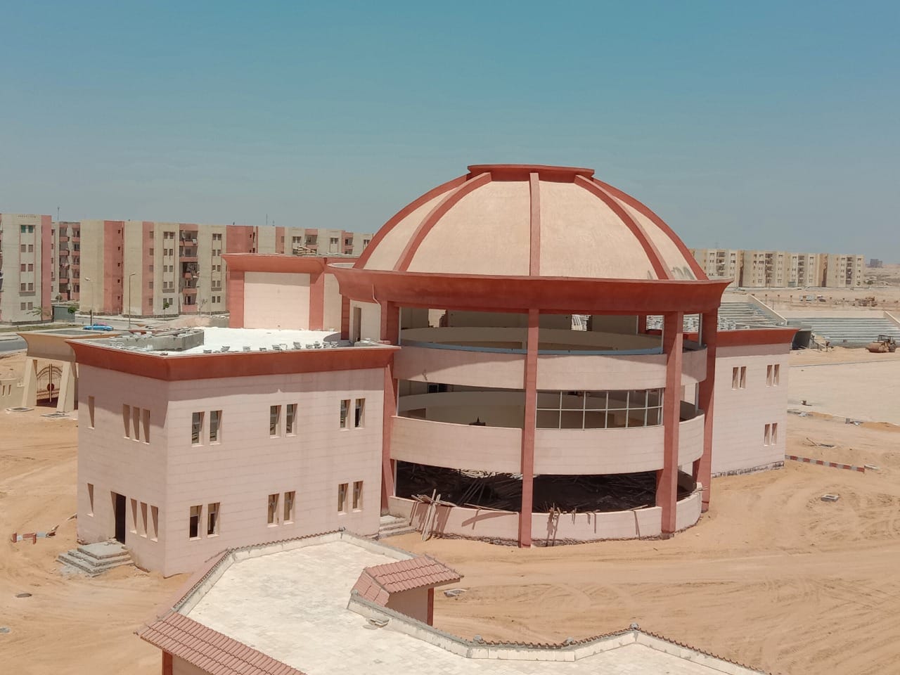 وزير الإسكان: ارتفاع معدلات تنفيذ مشروعات الخدمات والطرق والمرافق الجارية بمدينة العاشر من رمضان