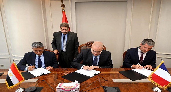 بالصور .. وزير الإسكان والمدير الإقليمي للوكالة الفرنسية للتنمية يوقعان اتفاقية مشروع توسعات محطة معالجة الصرف الصحي بحلوان