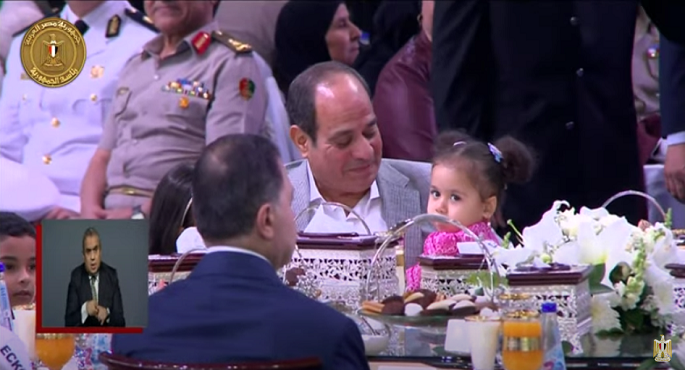 الرئيس السيسي يتناول الإفطار مع أبناء الشهداء خلال احتفالية عيد الفطر بمركز المنارة