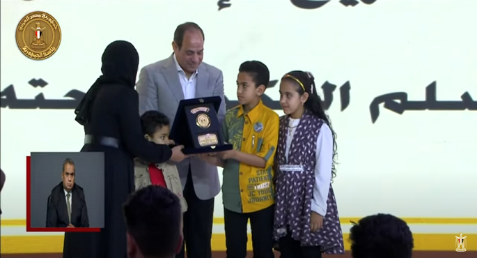 الرئيس السيسي يكرم عددا من أسر شهداء القوات المسلحة والشرطة