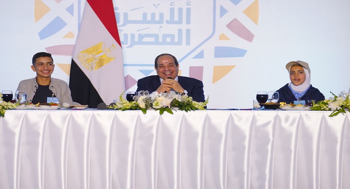 بالفيديو والصور.. خلال مأدبة إفطار الأسرة المصرية بالأسمرات.. الرئيس السيسي: علينا أن نبقى يدا واحدة كي نتقدم