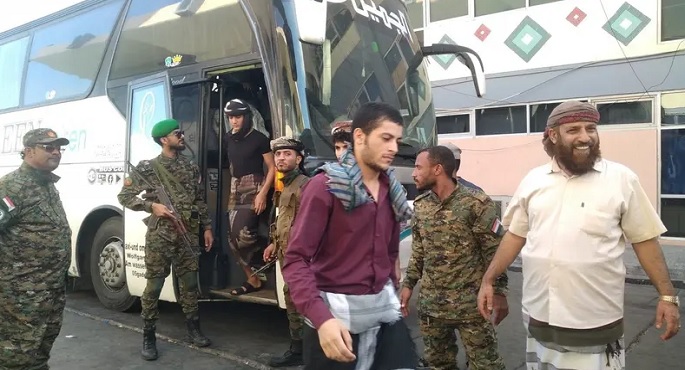 تحالف دعم الشرعية باليمن: إطلاق سراح 104 أسرى من الحوثيين ضمن عملية تبادل الأسرى