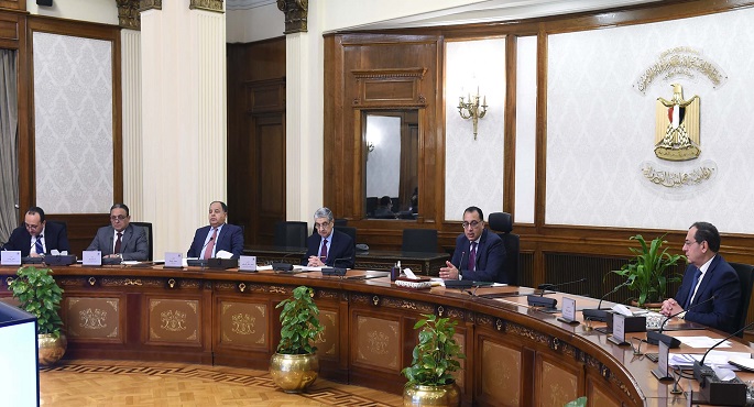 بالصور.. رئيس الوزراء يستكمل متابعة خطوات فض التشابكات المالية الحكومية بين “الكهرباء” و”البترول” و”المالية”