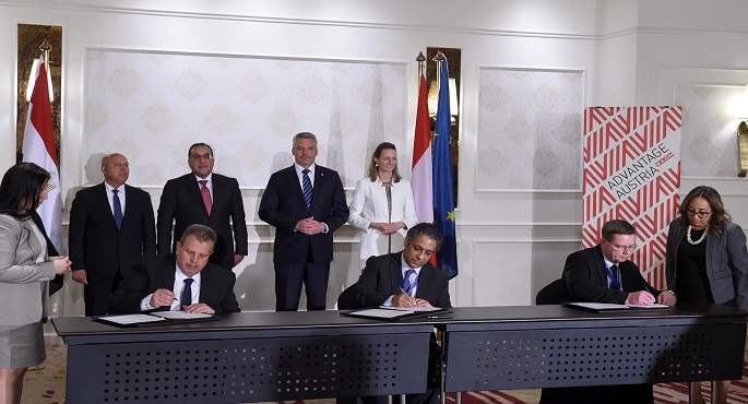 رئيس الوزراء ومستشار النمسا يشهدان مراسم توقيع مذكرة تفاهم ثلاثية لإصلاح ورفع كفاءة وإعادة تأهيل ماكينات تجديدات وصيانة السكة الحديد