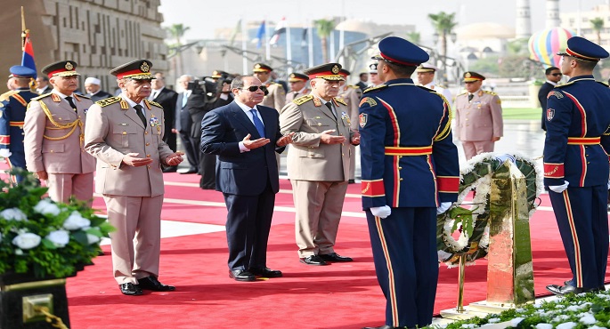 بالفيديو والصور .. الرئيس السيسي يضع إكليلًا من الزهور على النصب التذكاري لشهداء القوات المسلحة