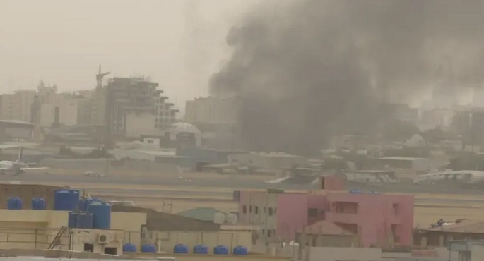 تجدد الاشتباكات في محيط مطار الخرطوم .. والجيش والدعم السريع يتبادلان الاتهامات بشأن “حرب المناطق السكنية”