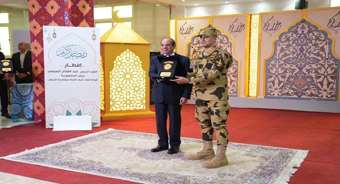 بالصور.. الرئيس السيسي يكرم عددا من أبطال القوات المسلحة