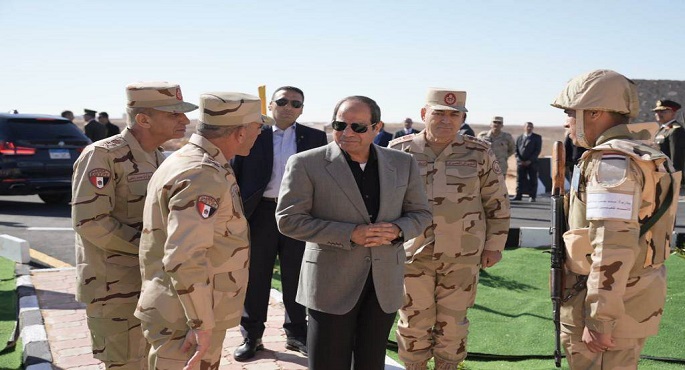 بالصور.. الرئيس السيسي يتفقد الارتكازات الأمنية بشرق القناة ويلتقى بمقاتلى الجيشين الثاني والثالث الميدانيين