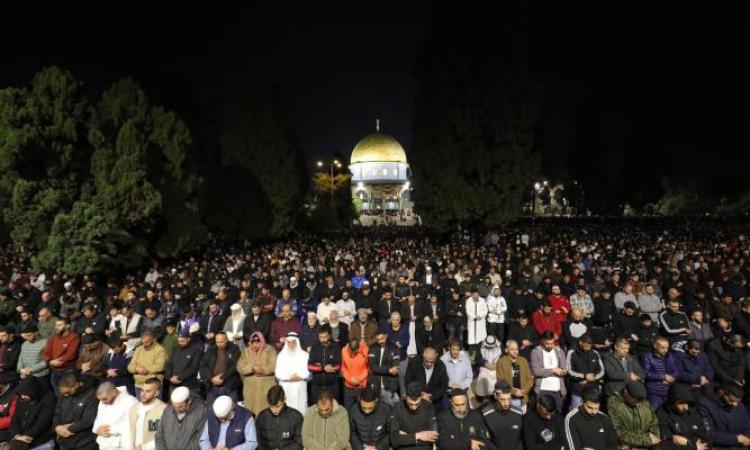 70 ألفًا يؤدون صلاتى العشاء والتراويح في المسجد الأقصى