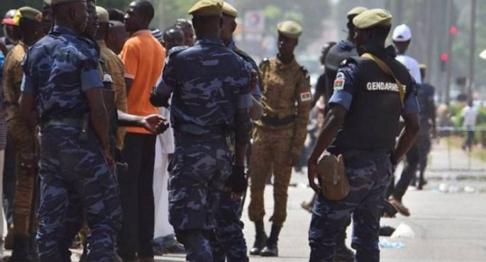 مقتل 60 شخصًا في بوركينا فاسو على أيدي مسلحين يرتدون زي الجيش