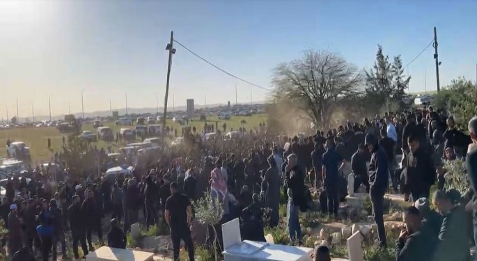 جنازة حاشدة لشهيد الأقصى “الطبيب العصيبي” في مسقط رأسه بالنقب