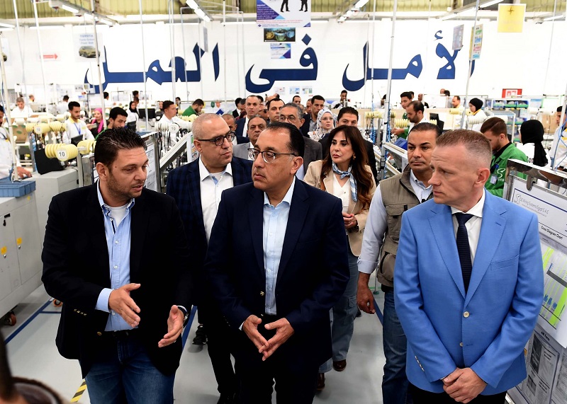 بالصور .. خلال زيارته للعاشر من رمضان .. رئيس الوزراء يتفقد مصنعًا لإس إي وايرنج سيستمز إيجيبت