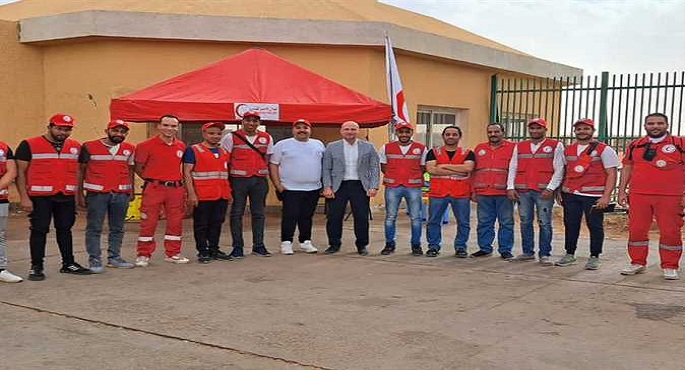 الهلال الأحمر المصري يقيم مركز إغاثي إنساني عبر “أرقين” لخدمة العابرين من السودان