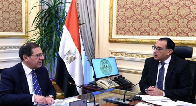 بالصور.. رئيس الوزراء يتابع مع وزير البترول عددا من مشروعات الوزارة وملفات العمل بها