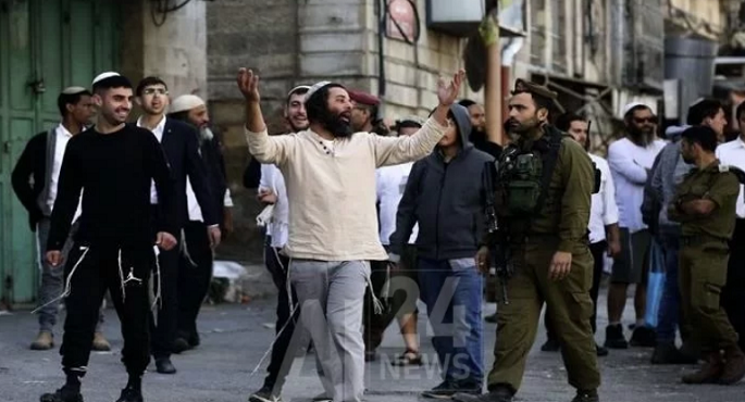 مستوطنون إسرائيليون يقتحمون قرية على أطراف “رام الله” في أول أيام عيد الفطر المبارك