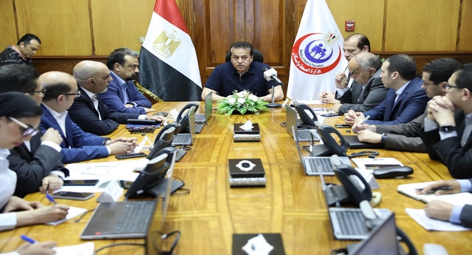 بالصور.. وزير الصحة يترأس غرفة الأزمات والطوارىء المركزية لمتابعة سير العمل بخطة التأمين الطبي في العيد