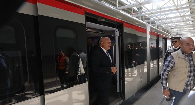 وزير النقل يتفقد انتظام العمل بمحطة عدلي منصور ويستقل أحد قطارات LRT حتى محطة الفنون والثقافة