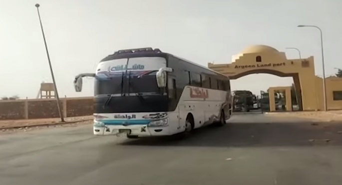 وصول حافلات القادمين من السودان عبر معبر أرقين الحدودي
