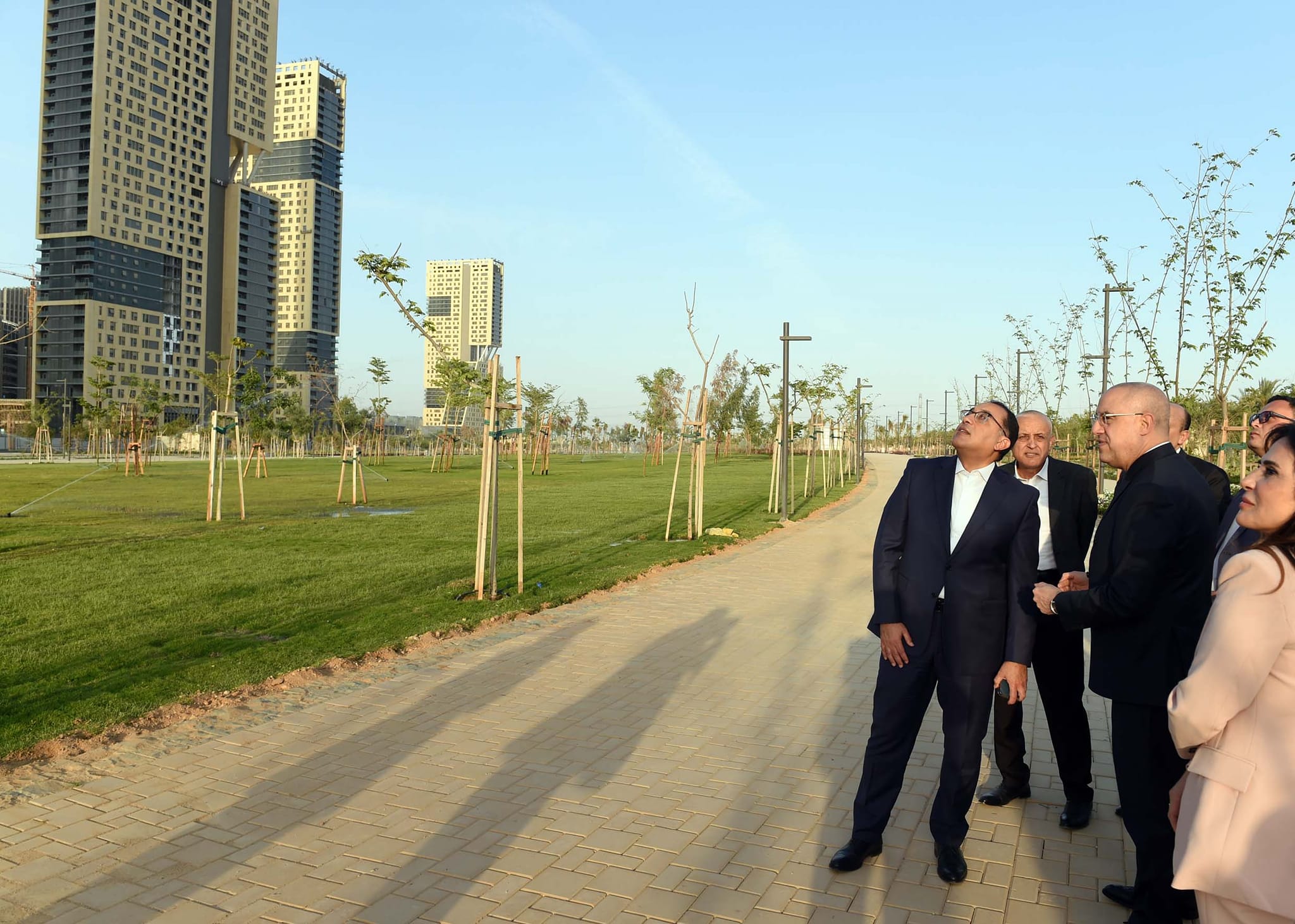 بالصور.. رئيس الوزراء يتفقد الحدائق المركزية “النهر الأخضر” بالعاصمة الإدارية الجديدة