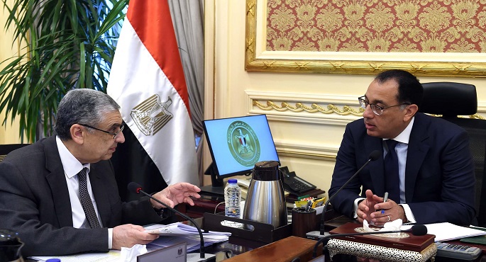 بالصور .. رئيس الوزراء يتابع مع وزير الكهرباء عددا من ملفات عمل الوزارة