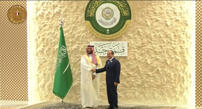 الرئيس السيسي يصل إلى مقر انعقاد القمة العربية الـ32 بالمملكة العربية السعودية