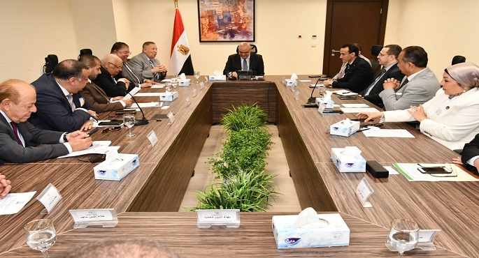 وزير الإسكان يبحث مع أعضاء اتحاد المستثمرين سبل تعزيز المشروعات بالمدن الجديدة