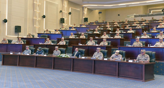 بالفيديو.. الرئيس السيسي يجتمع مع كبار قادة القوات المسلحة بمقر القيادة الاستراتيجية