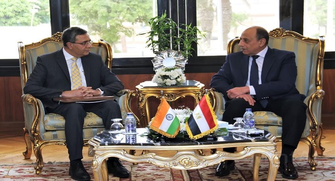 بالصور.. وزير الطيران المدني يبحث مع سفير الهند بالقاهرة ووفد من شركة GMR فرص الاستثمار بمجال تطوير المطارات