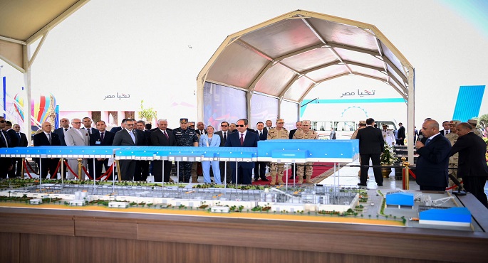 بالصور.. الرئيس السيسي يتفقد مجمع مصانع إنتاج الكوارتز في منطقة العين السخنة