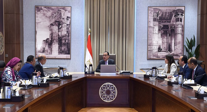 بالصور.. رئيس الوزراء يتابع مع وزير قطاع الأعمال العام عددا من ملفات عمل الوزارة