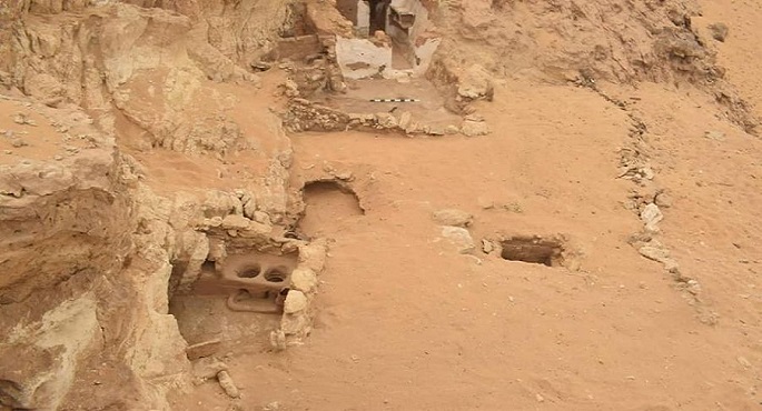 بالصور.. الكشف عن عدد من الأبنية والدفنات من العصور المتأخرة بمحافظة أسيوط