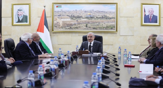 اشتية يطلع وفدًا أمريكيًا على آخر تطورات الأوضاع بالأراضي الفلسطينية المُحتلة