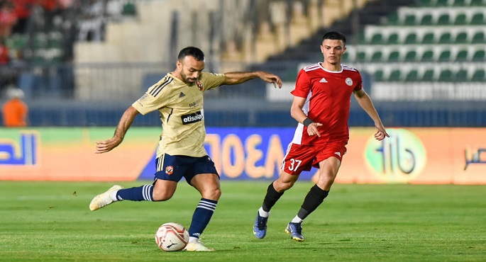 الأهلي يؤكد صدارته للدوري بثنائية في طلائع الجيش