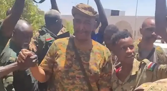 في أول ظهور منذ اندلاع الصراع.. البرهان يتفقد الجنود في منطقة القيادة العامة للجيش في الخرطوم